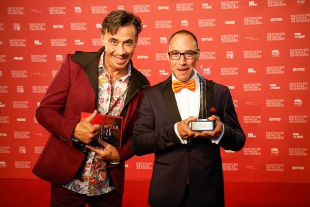 Bilder des Jahres 2023, Entertainment 10 Oktober Entertainment Themen der Woche KW41 Claudio Maniscalco, Raphael aaron Moss (Preisträger Bestes Lichtdesign) bei der Verleihung des Deutschen Musical theater PReises 2023 im Theater des Westens, Berlin. *** Claudio Maniscalco, Raphael aaron Moss Award Winner Best Lighting Design at the German Musical theater PReise 2023 at the Theater des Westens, Berlin
