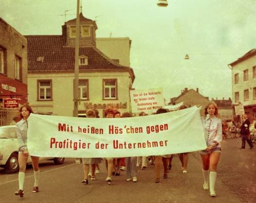 Ereignisse und Personen aus 70er Jahre DEU, Deutschland: Die historischen Farbfotos aus den Zeiten der 70er Jahre zeigen Ereignisse und Personen aus Politik, Kultur, Gewerkschaften, Arbeitsleben, Medizin u.a. Ruhrgebiet. IG Textil Streik-Demo in Höschen. ca. 1970 DEU, Germany: The historical color photos from the 1970s show events and people from politics, culture, trade unions, working life, medicine, etc. *** Events and people from 70s DEU, Germany The historical color photos from the 1970s show events and people from politics, culture, trade unions, working life, medicine, etc Ruhrgebiet IG Textil strike demo in Höschen ca 1970 DEU, Germany The historical color photos from the 1970s show events and people from politics, culture, trade