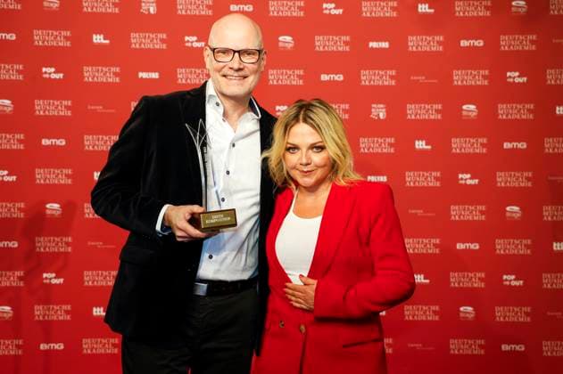 The winner Best Composition Gisle Kverndokk with Annett Louisan at the award ceremony of the German Musical Theater Award 2023 at the Theater des Westens Berlin, 09 10 2023 Foto:xB.xDummerx xFuturexImagex musicalpreis_3050
