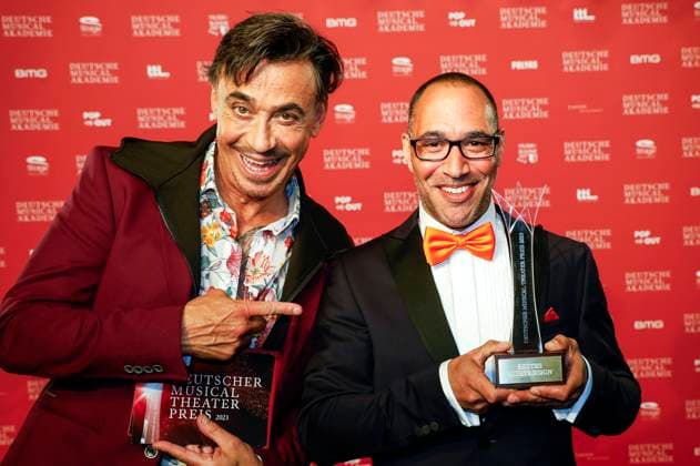 The award winner Best Lighting Design Raphael Aaron Moss with Claudio Maniscalco at the award ceremony of the German Musical Theater Award 2023 at the Theater des Westens Berlin, 09 10 2023 Foto:xB.xDummerx xFuturexImagex musicalpreis_3053