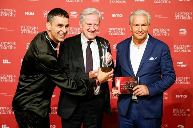 The award winners Best Revival Aaron Sidwell and Freddy Burger with Klaus Wowereit at the award ceremony of the German Musical Theater Award 2023 at the Theater des Westens Berlin, 09 10 2023 Foto:xB.xDummerx xFuturexImagex musicalpreis_3060