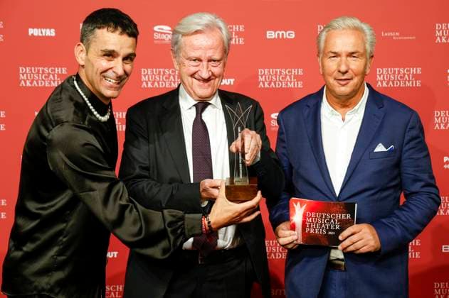 The award winners Best Revival Aaron Sidwell and Freddy Burger with Klaus Wowereit at the award ceremony of the German Musical Theater Award 2023 at the Theater des Westens Berlin, 09 10 2023 Foto:xB.xDummerx xFuturexImagex musicalpreis_3061