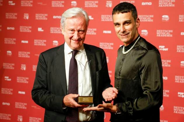 The award winners Best Revival Freddy Burger and Aaron Sidwell at the award ceremony of the German Musical Theater Award 2023 at the Theater des Westens Berlin, 09 10 2023 Foto:xB.xDummerx xFuturexImagex musicalpreis_3062