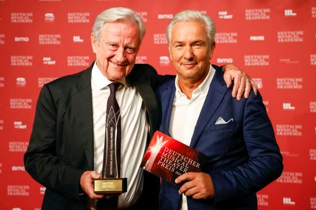 The award winner Best Revival Freddy Burger with Klaus Wowereit at the award ceremony of the German Musical Theater Award 2023 at the Theater des Westens Berlin, 09 10 2023 Foto:xB.xDummerx xFuturexImagex musicalpreis_3063