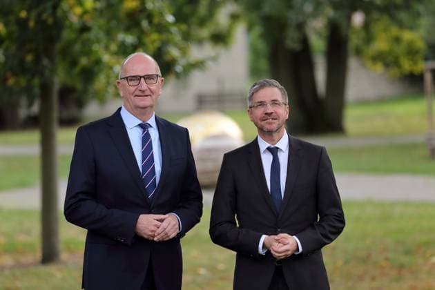 Ministerpräsident Dietmar Woidke (SPD) und Oberbürgermeister Mike Schubert (SPD), v.l., vor Beginn einer gemeinsamen Sitzung der Landesregierung mit der Spitze der Landeshauptstadt im Rahmen der Reihe Kabinett vor Ort im Treffpunkt Freizeit in Potsdam, 10. Oktober 2023. Landesregierung Brandenburg Kabinett vor Ort *** Prime Minister Dietmar Woidke SPD and Mayor Mike Schubert SPD , f l , before the start of a joint meeting of the state government with the head of the state capital as part of the series Cabinet on site at the meeting place leisure in Potsdam, 10 October 2023 Brandenburg state government Cabinet on site.