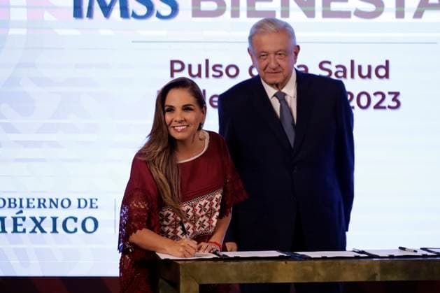 October 10, 2023, Mexico City, Mexico: The president of Mexico, Andres Manuel Lopez Obrador with the governor the state of Quintana Roo, Maria Elena Lezama at the signing of the Mexican Institute of Social Security - Wellbeing Health Plan before reporters at the National Palace in Mexico City. on October 10, 2023 in Mexico City, Mexico Mexico City Mexico - ZUMAe321 20231010_zia_e321_014 Copyright: xLuisxBarronx