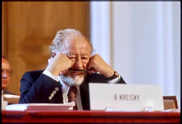 Fotos: Leopold NEKULA VIENNAREPORT e. U. â¬Öï¸ Internationale UNO-Konferenz für die sofortige Unabhängigkeit Namibias . Namibia-Konferenz 07. Juli 1986. Wien, Hofburg ein altersmüder Bruno Kreisky stützt seinen Kopf auf beide Hände Kopfhörer Wien Austria *** Photos Leopold NEKULA VIENNAREPORT e U â¬Öï¸ International UN Conference for the Immediate Independence of Namibia Namibia Conference 07 July 1986 Vienna, Hofburg an age-weary Bruno Kreisky rests his head on both hands headphones Vienna Austria Z101000436_101023_05jpeg