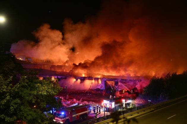 Bilder des Jahres 2023, News 10 Oktober News Themen der Woche KW41 News Bilder des Tages Tschechien, Brand in Juta-Textilfabrik in Turnov Firefighters intervene at a fire in an industrial hall of the Juta textile plant in Turnov, Semily region, Czech Republic, October 10, 2023. (CTKxPhoto RadekxPetrasek) CTKPhotoP2023101100001  CTKPhotoP2023101100001