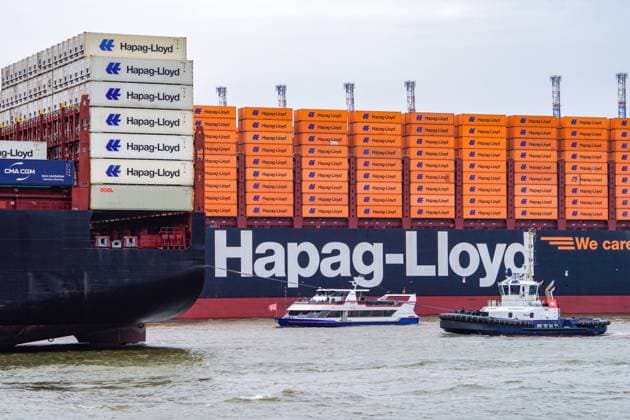 Das zur Zeit größte unter deutscher Flagge fahrende Schiff Containerschiff Berlin Express der Reederei Hapag-Lloyd liegt auf der Elbe in Hamburg am Hamburger Containerterminal Burchardkai CTB -IMO 9540118, MMSI 211119000 mit dem Containerschiff Valparaiso Express - IMO 9777589, MMSI 218833000;Das zur Zeit größte unter deutscher Flagge fahrende Schiff Containerschiff Berlin Express der Reederei Hapag-Lloyd liegt auf der Elbe in Hamburg am Hamburger Containerterminal Burchardkai CTB -IMO 9540118, MMSI 211119000 mit dem Containersch, *** The currently largest German flagged vessel container ship Berlin Express of the shipping company Hapag Lloyd is moored on the river Elbe in Hamburg at the Hamburg container ter