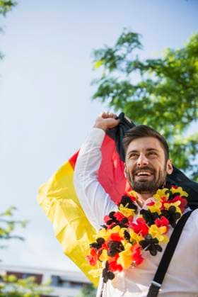 Excited male soccer fan watching soccer, Munich, Bavaria, Germany Munich, Munich, Germany CR_EDDR160607-01646-01 ,model released, Symbolfoto