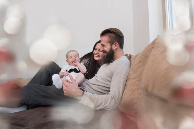 Family having fun, sitting on sofa Rosenheim, Rosenheim, Germany CR_EDDR161222-01172-01 ,model released, Symbolfoto ,property released
