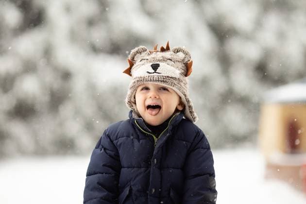 Creative Highlights Symbolbilder Toddler boy joyfully catching snowflakes on his tongue Southington, Connecticut, United States R_ASOG231009-1263463-01 ,model released, Symbolfoto