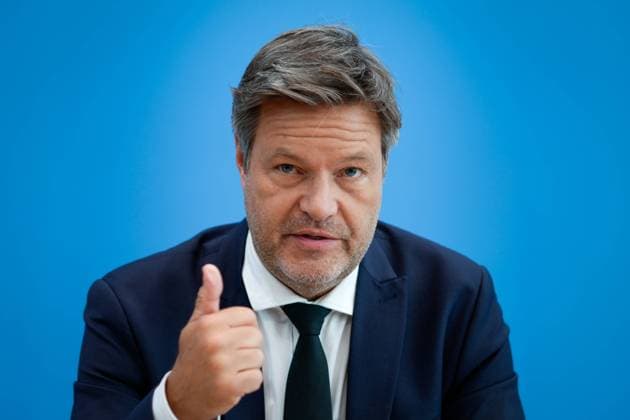 Bundespressekonferenz zur Vorstellung der Herbstprojektion der Bundesregierung Bundesminister für Wirtschaft und Klimaschutz Dr. Robert Habeck im Portrait mit Daumen nach oben bei der Vorstellung der Herbstprojektion der Bundesregierung in der Bundespressekonferenz, Berlin , 11.10.2023 Berlin Berlin Deutschland *** Federal Press Conference on the presentation of the autumn projection of the Federal Government Federal Minister for Economic Affairs and Climate Protection Dr Robert Habeck in portrait with thumbs up at the presentation of the autumn projection of the Federal Government at the Federal Press Conference, Berlin , 11 10 2023 Berlin Berlin Germany