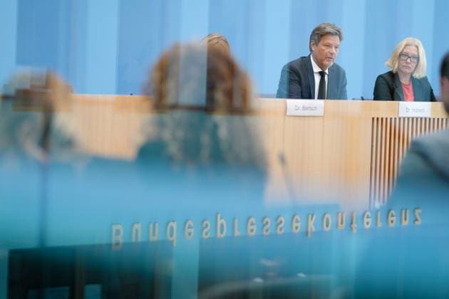News Themen der Woche KW41 News Bilder des Tages Bundespressekonferenz zur Vorstellung der Herbstprojektion der Bundesregierung Bundesminister für Wirtschaft und Klimaschutz Dr. Robert Habeck gemeinsam mit Dr. Elga Bartsch, Abteilungsleiterin Wirtschaftspolitik im BMWK bei der Vorstellung der Herbstprojektion der Bundesregierung in der Bundespressekonferenz, Berlin , 11.10.2023 Berlin Berlin Deutschland *** Federal Press Conference on the Presentation of the Federal Governments Autumn Projection Federal Minister for Economic Affairs and Climate Protection Dr Robert Habeck together with Dr Elga Bartsch, Head of Department for Economic Policy at the BMWK at the presentation of the Federal Governments Autumn Projection at the Federal Press Conference, Berlin , 11 10 2023 Berlin Berlin Germ