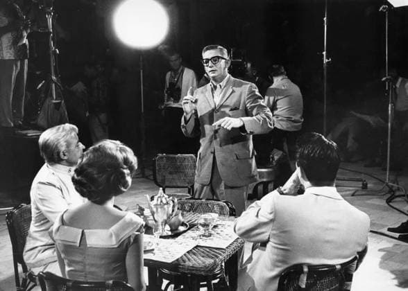 Film The Spiral Road Director Robert Mulligan with Actors Geoffrey Keen, Rock Hudson and Gena Rowlands at the set of the film Paramaribo Suriname  Copyright: xLeoxFuchsx 0195_hudson_keen_mulligan_rowlands_the_spiral_road_with_cast_set