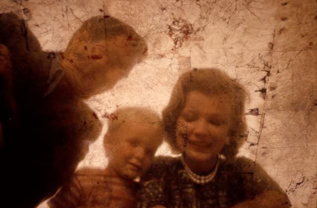 Cassavetes and Rowlands Family John Cassavetes and Gena Rowlands with their son Nick reflection Los Angeles, CA USA  Copyright: xLeoxFuchsx 0518 Cassavetes Gena Rowlands FAMILY MIRROR