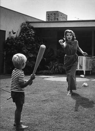 Cassavetes and Rowlands Family Actress Gena Rowlands at home with her son Nick Los Angeles, CA USA  Copyright: xLeoxFuchsx 1167 Gena Rowlands at home playing ball 16rds280