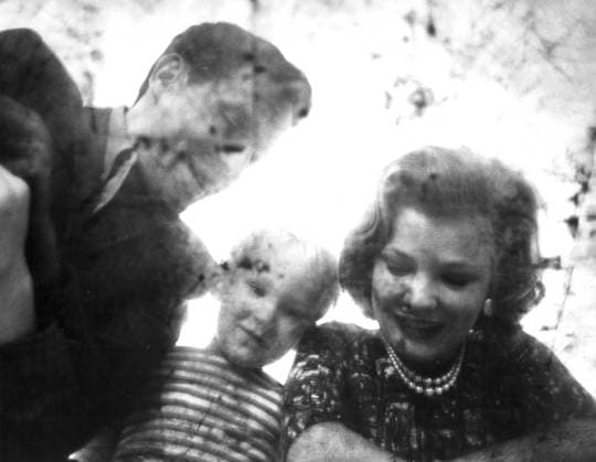 Cassavetes and Rowlands Family John Cassavetes and Gena Rowlands with their son Nick reflection Los Angeles, CA USA  Copyright: xLeoxFuchsx R0366-Rowlands-Cassavetes-son-1961