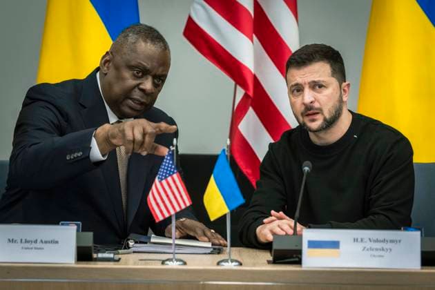 Bilder des Jahres 2023, News 10 Oktober News Themen der Woche KW41 News Bilder des Tages October 11, 2023, Brussels, Belgium: U.S. Secretary of Defense Lloyd Austin, left, remarks as Ukrainian President Volodymyr Zelenskyy, right, looks on during the 16th meeting of the Ukraine Defense Contact Group at NATO Headquarters, October 11, 2023 in Brussels, Belgium. Brussels Belgium - ZUMAp138 20231011_zaa_p138_011 Copyright: xChadxMcneeley Dodx