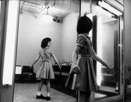 Film To Kill A Mockingbird Actress Mary Badham trying her dress for the film Monroeville, Alabama USA  Copyright: xLeoxFuchsx 1053 Mary Badham Scout poses in mirror (To Kill a Mockingbird)