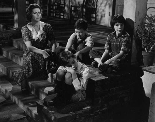 Film To Kill A Mockingbird Actors John Megna and Philip Alford and actresses Mary Badham and Rosemary Murphy in a scene of the film Monroeville, Alabama USA  Copyright: xLeoxFuchsx 1065 Mary Badham Scout kids sitting down (To Kill a Mockingbird)