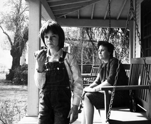 Film To Kill A Mockingbird Actress Mary Badham plays with writer Harper Lee Monroeville, Alabama USA  Copyright: xLeoxFuchsx 1067 Mary Badham Scout HarperLee porch apple (To Kill a Mockingbird)