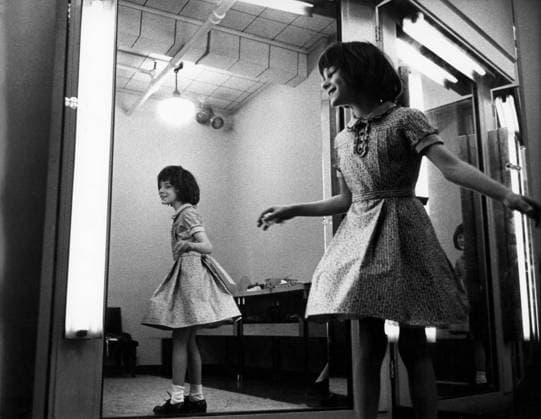 Film To Kill A Mockingbird Actress Mary Badham in the dressing room Monroeville, Alabama USA  Copyright: xLeoxFuchsx 1072 Mary Badham Scout dress in mirror (To Kill a Mockingbird)
