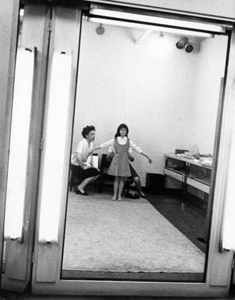 Film To Kill A Mockingbird Actress Mary Badham in the dressing room Monroeville, Alabama USA  Copyright: xLeoxFuchsx 1074 Mary Badham Scout dances in mirror (To Kill a Mockingbird)