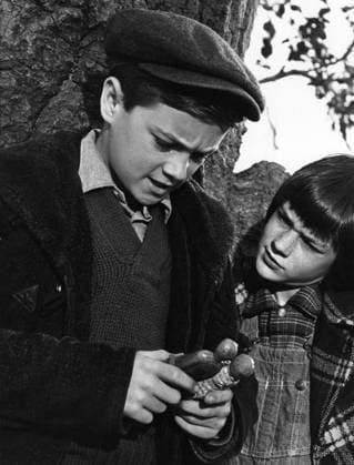 Film To Kill A Mockingbird Actors John Megna and actresses Mary Badham in a scene of the film Monroeville, Alabama USA  Copyright: xLeoxFuchsx 1078 Mary Badham Scout boy puppets (To Kill a Mockingbird)