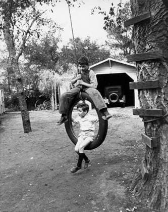Film To Kill A Mockingbird Actors John Megna and Philip Alford playing at the set of the film Monroeville, Alabama USA  Copyright: xLeoxFuchsx 1085 Phillip Alford jem boy on the tire swing (To Kill a Mockingbird)