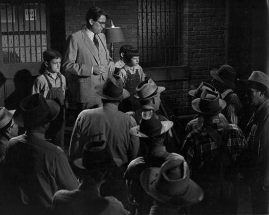 Film To Kill A Mockingbird Actors Gregory Peck, John Megna, Philip Alford and actress Mary Badham in a scene of the film Monroeville, Alabama USA  Copyright: xLeoxFuchsx 1090 Gregory Peck Atticus Finch Mary Badham Scout crowd (To Kill a Mockingbird)