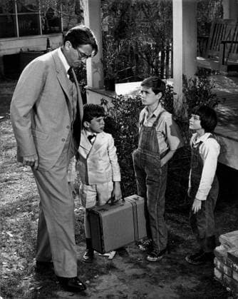 Film To Kill A Mockingbird Actors Gregory Peck, John Megna, Philip Alford and actress Mary Badham in a scene of the film Monroeville, Alabama USA  Copyright: xLeoxFuchsx 1092 Gregory Peck Atticus Finch Mary Badham Scout boy luggage (To Kill a Mockingbird)