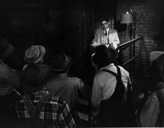 Film To Kill A Mockingbird Actor Gregory Peck in a scene of the film Monroeville, Alabama USA  Copyright: xLeoxFuchsx 1093 Gregory Peck Atticus Finch crowd porch (To Kill a Mockingbird)