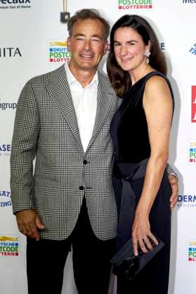 Jan Sosniok with wife Nadine at the 16 award ceremony of the Golden Picture of the Woman 2023 at the Stage Theater Neue Flora Hamburg, 11 10 2023 Foto:xU.xStammx xFuturexImagex bild_3078