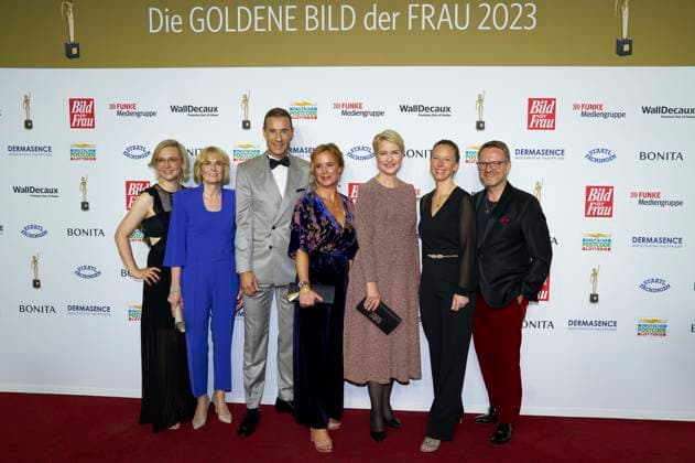 Janina Süß, Sandra Immoor, Kai Pflaume, Julia Becker, Manuela Schwesig, Nora Mary and Niklas Jakob Wilcke at the 16 award ceremony of the Golden Picture of the Woman 2023 at the Stage Theater Neue Flora Hamburg, 11 10 2023 Foto:xU.xStammx xFuturexImagex bild_3161
