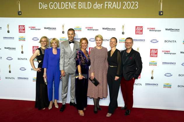 Janina Süß, Sandra Immoor, Kai Pflaume, Julia Becker, Manuela Schwesig, Nora Mary and Niklas Jakob Wilcke at the 16 award ceremony of the Golden Picture of the Woman 2023 at the Stage Theater Neue Flora Hamburg, 11 10 2023 Foto:xU.xStammx xFuturexImagex bild_3162