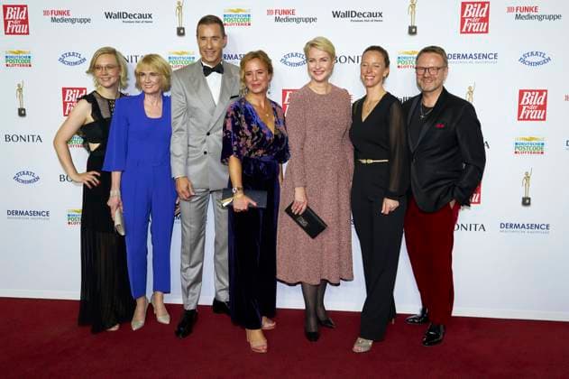 Janina Süß, Sandra Immoor, Kai Pflaume, Julia Becker, Manuela Schwesig, Nora Mary and Niklas Jakob Wilcke at the 16 award ceremony of the Golden Picture of the Woman 2023 at the Stage Theater Neue Flora Hamburg, 11 10 2023 Foto:xU.xStammx xFuturexImagex bild_3163