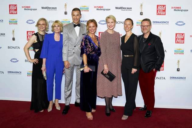 Janina Süß, Sandra Immoor, Kai Pflaume, Julia Becker, Manuela Schwesig, Nora Mary and Niklas Jakob Wilcke at the 16 award ceremony of the Golden Picture of the Woman 2023 at the Stage Theater Neue Flora Hamburg, 11 10 2023 Foto:xU.xStammx xFuturexImagex bild_3165