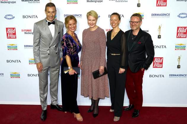 Kai Pflaume, Julia Becker, Manuela Schwesig, Nora Marx and Niklas Jakob Wilcke at the 16 award ceremony of the Golden Picture of the Woman 2023 at the Stage Theater Neue Flora Hamburg, 11 10 2023 Foto:xU.xStammx xFuturexImagex bild_3167