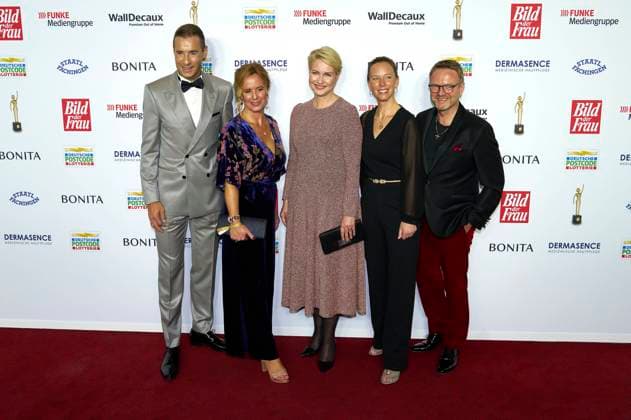 Kai Pflaume, Julia Becker, Manuela Schwesig, Nora Marx and Niklas Jakob Wilcke at the 16 award ceremony of the Golden Picture of the Woman 2023 at the Stage Theater Neue Flora Hamburg, 11 10 2023 Foto:xU.xStammx xFuturexImagex bild_3168