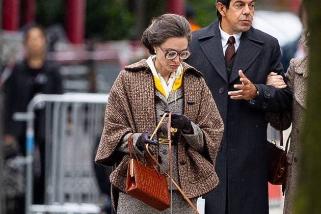 Entertainment Themen der Woche KW41 Entertainment Bilder des Tages Angelina Jolie promene des chiens sur le tournage du biopic Maria sur la vie de Maria Callas Ã Paris Angelina Jolie promene des chiens sur le tournage du biopic Maria sur la vie de Maria Callas Ã Paris, France, le 12 octobre 2023. L actrice incarne la cantatrice dont on cÃ lÃ brera le centenaire le 2 dÃ cembre 2023. Angelina Jolie walks dogs on the set of the biopic Maria on the life of Maria Callas in Paris, France, on October 12, 2023. The actress plays the singer whose centenary will be celebrated on December 2, 2023. Paris France  Copyright: xTizianoxDaxSilvax-xPierrexPerusseaux xBestimagexTizianoxDaxSilvax-xPierrexPerusseaux xBestimagex
