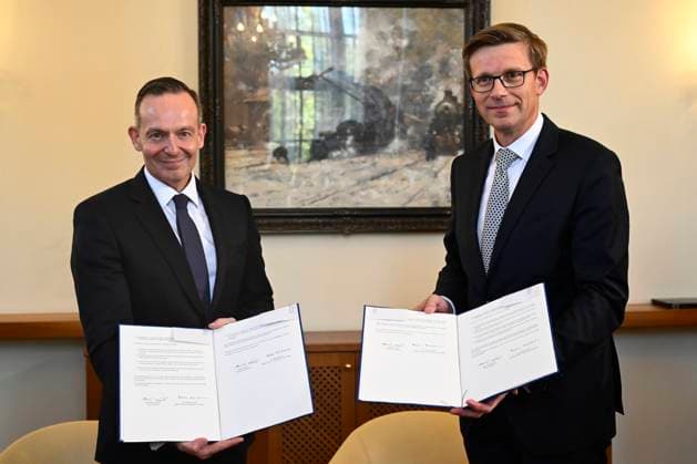 News Themen der Woche KW41 News Bilder des Tages Czech Transport Minister Martin Kupka (right) and German Transport Minister Volker Wissing sign memorandum on cooperation in modernisation of railway connection between the Czech Republic and Germany and discuss financing of transport projects and other topical European issues, in Prague, Czech Republic, on October 13, 2023. (CTKxPhoto OndrejxDeml) CTKPhotoP2023101307802  CTKPhotoP2023101307802