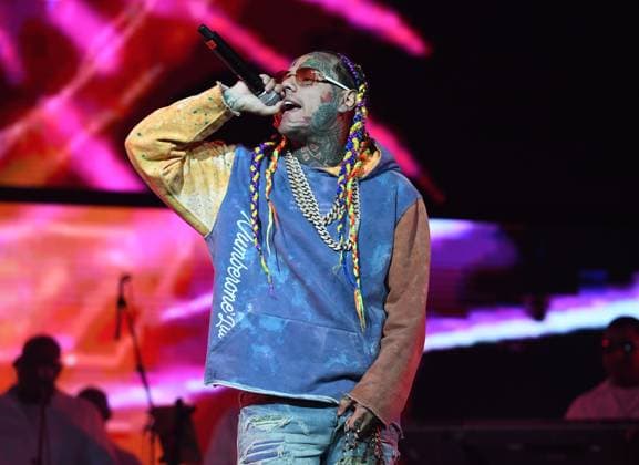 **FILE PHOTO** Tekashi 6ix9ine Allegedly Assaults Producer In Dominican Republic . SUNRISE FL - MAY 20: Tekashi 6ix9ine performs during The Uforia Amor A La Musica concert at The FLA Live Arena on May 20, 2023 in Sunrise, Florida. Copyright: xmpi04x