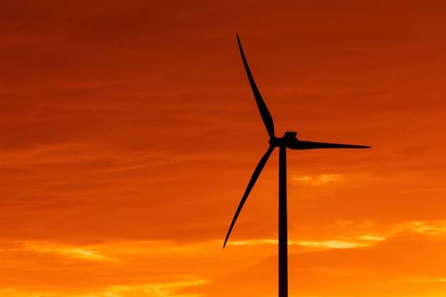 Symbolfoto Windenergie DEU Deutschland Brandenburg Proschim, 13.10.2023, Windraeder sind vor dem von der untergehenden Sonne rot gefaerbten Himmel zu sehen. *** Symbol photo wind energy DEU Germany Brandenburg Proschim, 13 10 2023, wind turbines can be seen against the sky colored red by the setting sun AF_Wind_83516.jpeg