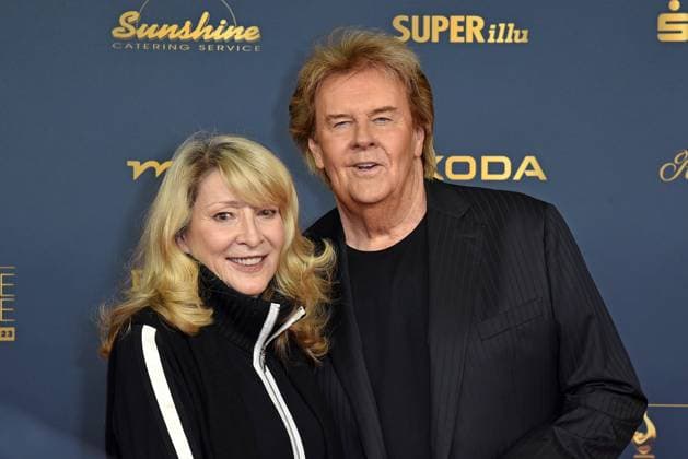 Entertainment Themen der Woche KW41 Entertainment Bilder des Tages Howard Carpendale mit Ehefrau Donnice Pierce bei der VERLEIHUNG DER GOLDENEN HENNE 2023 in der Media City in Leipzig am 13.10.2023 - Roter Teppich *** Howard Carpendale with wife Donnice Pierce at the AWARD OF THE GOLDEN HEN 2023 in the Media City in Leipzig on 13 10 2023 Red Carpet