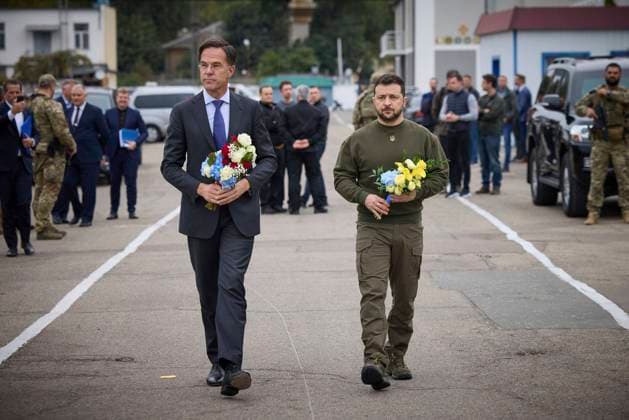 News Themen der Woche KW41 October 13, 2023, Odesa, Ukraine: Ukrainian President Volodymyr Zelenskyy, right, and Dutch Prime Minister Mark Rutte, left, during a wreath ceremony at a memorial to Ukrainian sailors lost in the Russian Invasion at marine terminal of Odesa sea port, October 13, 2023 in Odesa, Ukraine. Odesa Ukraine - ZUMAp138 20231013_zaa_p138_055 Copyright: xUkrainexPresidency UkrainianxPrex