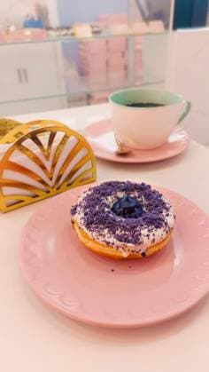 Donut mit Ube oder lila Süßkartoffelgeschmack in einem hübschen Café mit rosa Pastellfarben *** Donut with Ube Or purple Sweet potato flavor in a pretty Café with Pink pastel-coloured Copyright: imageBROKER/MartinxMarie ibxmvi09641180.jpg
