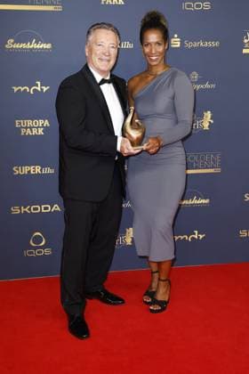 Prize winner Harold Kreis ice hockey and laudator Mariama Jamanka bobsledder at the award ceremony The Golden Hen on 13 10 2023 in Leipzig The Golden Hen 2023 award ceremony in Leipzig