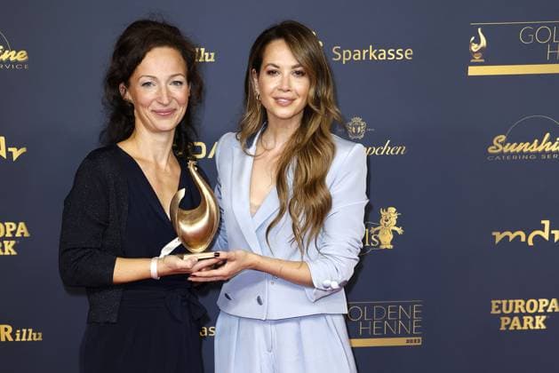 Prize winner Franziska Hoeppner Kinderhospiz Magdeburg and laudator Mandy Grace Capristo at the award ceremony The Golden Hen on 13 10 2023 in Leipzig The Golden Hen 2023 award ceremony in Leipzig