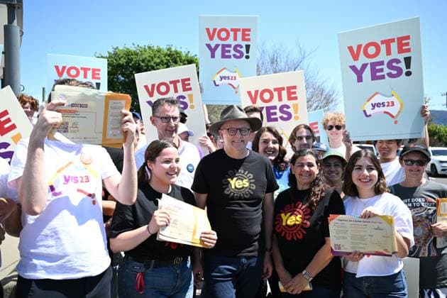 Bilder des Jahres 2023, News 10 Oktober News Themen der Woche KW41 News Bilder des Tages VOICE REFERENDUM WOLLONGONG, Australian Prime Minister Anthony Albanese meets Yes campaigners and voters during a to visit a polling booth in Dapto, Wollongong, Saturday, October 14, 2023. Australians will vote in a referendum on October 14 on whether to enshrine an Indigenous voice in the country s constitution. ( NO ARCHIVING, EDITORIAL USE ONLY, NO USE IN BOOKS WITHOUT CONSENT WOLLONGONG NSW AUSTRALIA  Copyright: xDEANxLEWINSx 20231014001852167143